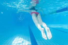 女生戴了塑胶泳帽游泳之后还需要洗头吗？图片