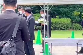 日本首相岸田文雄供奉靖国神社，前往千鸟渊战殁者公墓献花图片