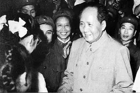 1952年毛主席视察河南，皱眉问路边一人：15年了，你怎么不来见我图片