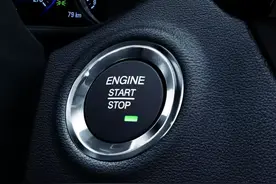 汽车点火启动时，发动机转速很高，是不是要等它回落才能走？图片