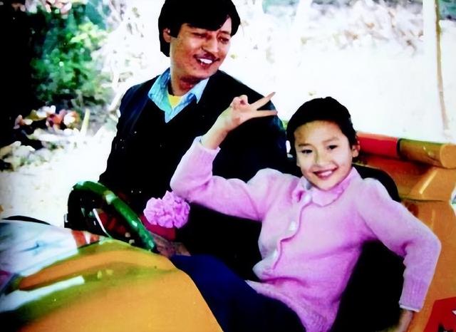 潘粤明与董洁离婚8年：他摆脱抑郁收获真爱，她带儿子苦度光阴