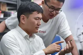 蟑螂变“特工”？深圳90后海归科学家新发明脑洞大开图片