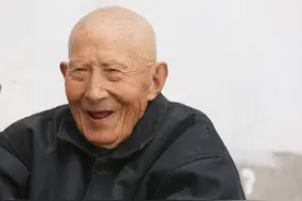 人老了身上有怪味，是因为不洗澡？科学辟谣，给您讲清“老人味”图片