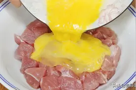 瘦肉里淋2个鸡蛋，这样做才叫香，出锅全家人抢着吃，营养又下饭图片