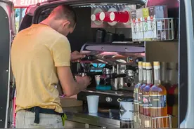 越野车里卖咖啡，年轻人的“后备箱摆摊”，能赚到钱吗？图片