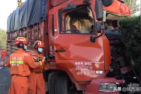 紧急！西宝高速上两车相撞致货车侧翻，有人员被困……图片