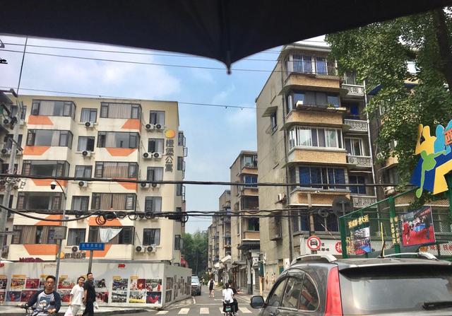 为什么一些外地年轻人，户口虽迁到成都，却迟迟不在成都买房？