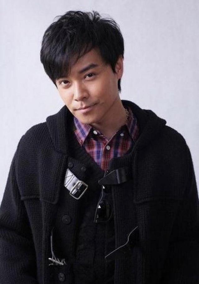 中年男星土味大赏:谢霆锋爱皮衣,张杰戴大金链,周杰伦痴迷粉色