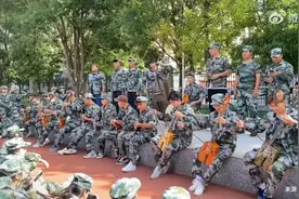 别让我看到，我羡慕！大学新生军训现场集体呼麦图片