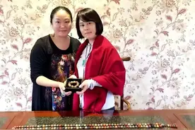 这个女人，几串筋脉石被她卖出580万，20年持续深入内蒙边境图片