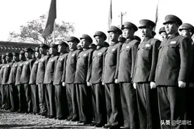 1957年，军事学院战役系52位学员毕业，合影时8人没到，他们是谁图片