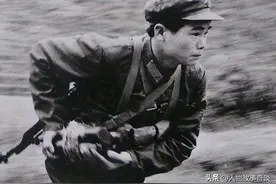 一名身材娇小的战士，被两名越军抱住，因他的一个冒险举动才脱险图片