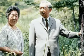 日本二战投降后，天皇裕仁为何能逃脱战犯罪责？都是因为这个人图片