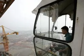 塔吊师傅空中拉屎，地面三名工人被喷一脸，最后师傅赔了四千多图片