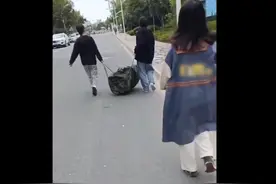 “有困难找爷爷！”学生卖纸壳收废品爷爷问是否需资助图片