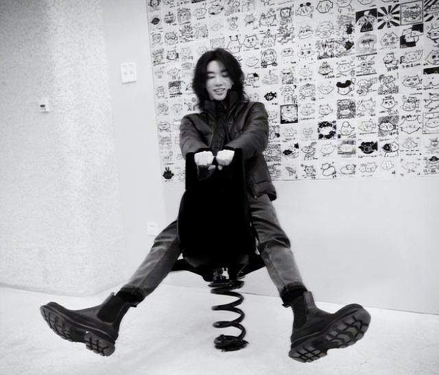 华晨宇被扒早在官宣有女儿前，就已跟王悦伊相恋，盘点秀恩爱细节