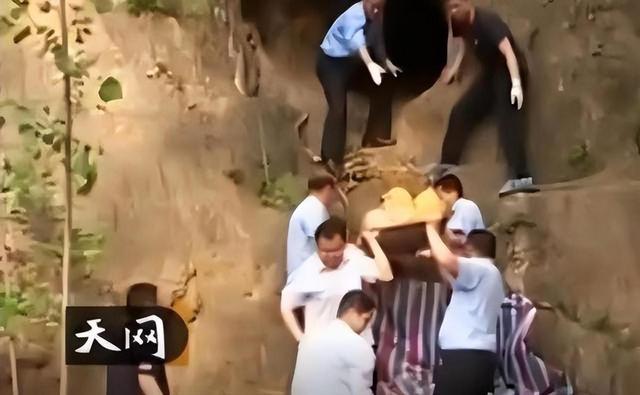 新婚妻子被4人轮奸8小时，胁迫丈夫目睹全程，最后双双殒命