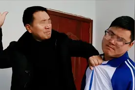 云南男生考700分上北大被父亲暴揍，报警后才知道父亲的真实身份图片