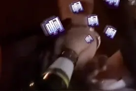 山东菏泽 女子卡手，直接拎酒瓶子求助消防图片