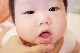 宝宝出牙时，家长需做好这4件事，别弄错了，以免对宝宝不好图片