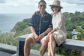 梁朝伟携妻泰国度假！刘嘉玲一双美腿又白又直太抢镜，不像60岁图片