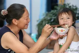 别再追着喂、哄着喂、骂着喂了！学会这几招，让孩子好好吃饭图片