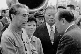 田中角荣访华用错七个字，周恩来皱眉沉脸，毛泽东赠一书暗示态度图片