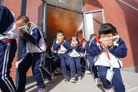 太皮了！熊孩子竟一把火烧了厂房图片