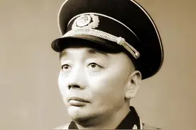 淮海战役庆功宴上，一名纵队副司令掀了酒桌，邓小平笑道：随他去图片