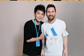 薛之谦还没找到梅西？苏醒晒与梅西合影，网友查找工作证来源，遥望科技回应：是我们的，老薛，我们下次约图片