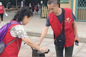 保卫母亲河 人人都有责 100余名生活报青年志愿者江边捡垃圾图片