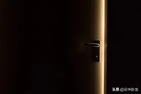 老韩讲了一个故事：诡异的敲门声图片