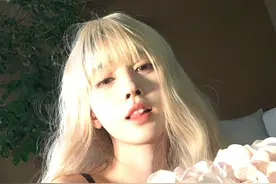 鞠婧祎晒四宫格美照，金色发型亮眼宛若人间芭比图片