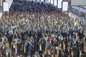 全球人口达80亿图片