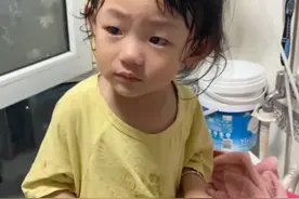 爸爸给2岁女儿脱衣洗漱，被萌娃大骂“流氓”？网友：骂得真好图片