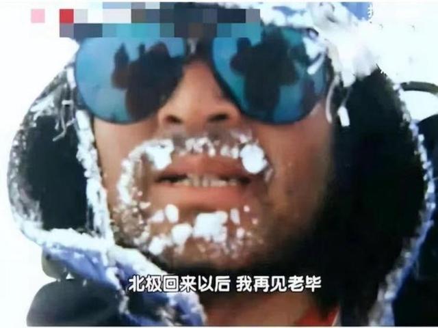 毕福剑现身网红聚会，跷二郎腿叼烟没人理，网友：太把自己当回事