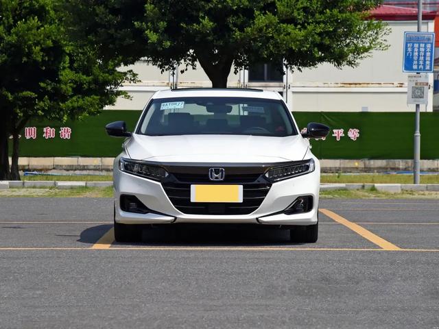 年轻人的B级家轿，颜值与实力兼备，油耗不高，带你看本田雅阁