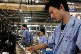 20岁小伙在工厂流水线：日夜颠倒，站12个小时，满手鲜血不能休息图片