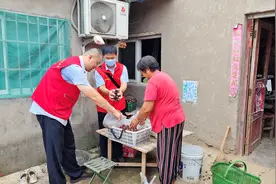 情暖初秋 爱心助农 公交志愿者上门解决农户滞销难题图片