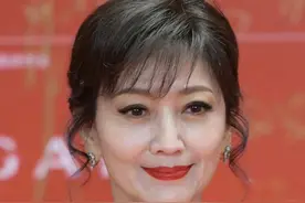 69岁赵雅芝近照曝光，网友：又老又浓妆艳抹，好可怕图片