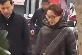 董卿素颜接孩子放学，穿黑色棉衣气质全无，不如普通人漂亮图片