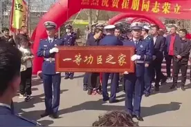 【双喜临门！#消防员婚礼现场收到了一等功喜报#】图片