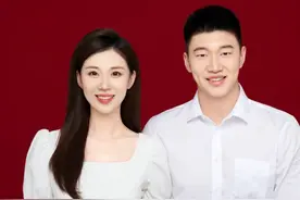 恭喜！王治郅逆徒与车模女友领证 晒甜蜜恩爱照宣布喜讯图片