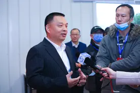 温州富二代，创办“新日电动车”找成龙代言，活到现在太不容易了图片