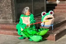 “卖崽青蛙”火遍大街小巷:不是为了碎银几两，谁愿意扮小丑图片