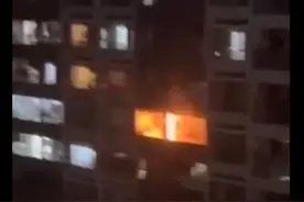 广东东莞 一男孩在屋里玩烟花引火烧家火光通红，消防赶赴扑救图片