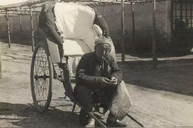 1940年，日本鬼子军犬害人无数，东北老人巧用狼尿，吓跑日本狗图片