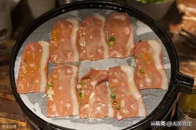 吃烤肉，服务员不停地问你“换纸不”，实际是在暗示你，不懂会笑图片