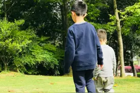 两兄弟一个爱喝酸奶，一个爱喝牛奶，5岁后弟弟常被认作是哥哥图片