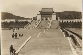 老照片：三十年代的南京中山陵，规模很大，树木还没有长起来图片